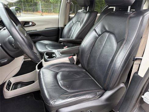 Used 2018 Chrysler Pacifica Touring-L Plus FWD image 17
