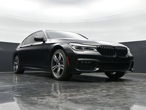Used 2018 BMW 750i w/ Executive Package RWD image 35