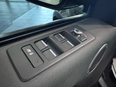 Used 2019 Land Rover Discovery HSE image 23