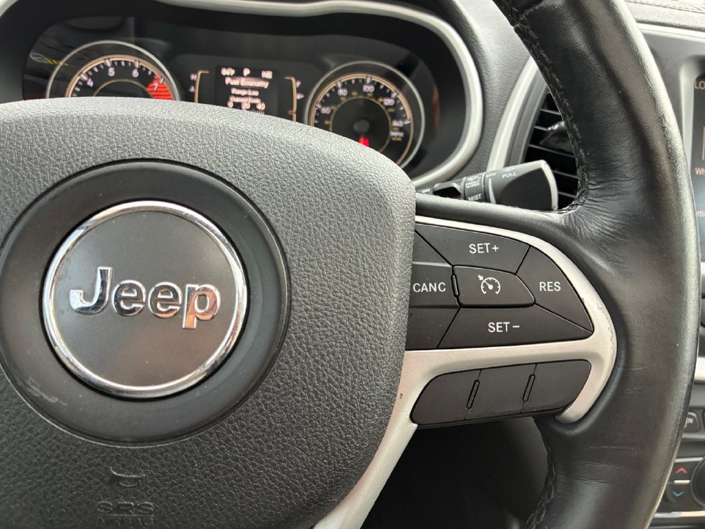 Used 2016 Jeep Cherokee Latitude w/ Comfort/Convenience Group FWD image 12