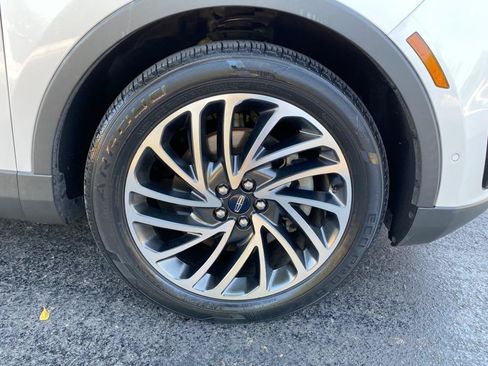 Used 2019 Lincoln Nautilus Reserve FWD image 9