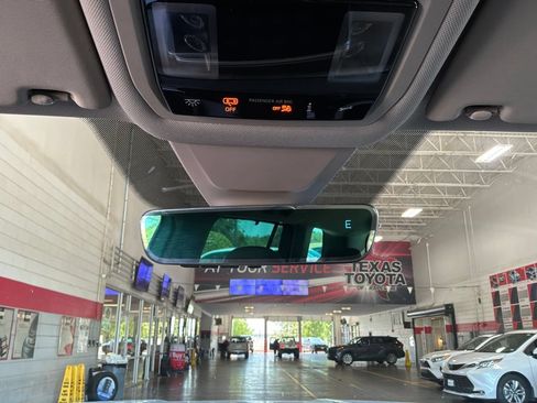 Used 2026 Volkswagen Atlas SE FWD image 19