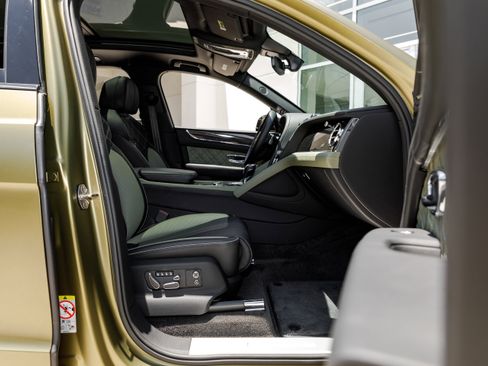 Used 2024 Bentley Bentayga image 51