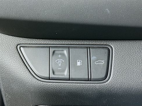 Used 2025 Genesis G70 2.5T image 17