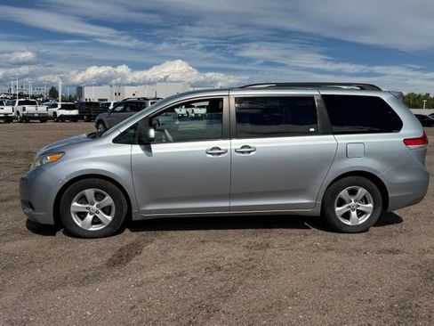 Used 2014 Toyota Sienna LE FWD image 2