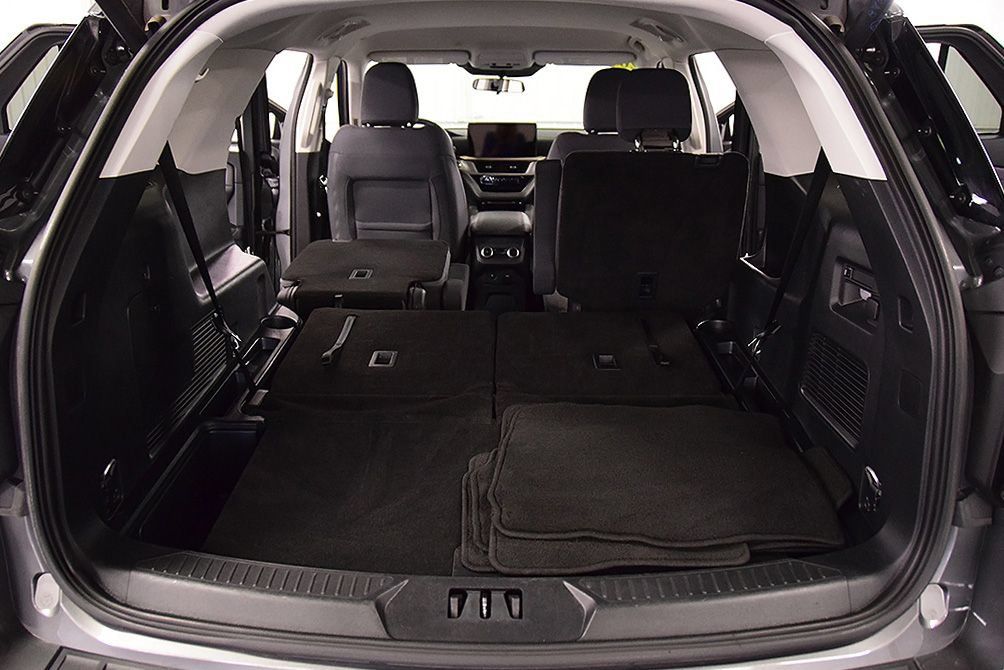 Used 2025 Ford Explorer Active AWD/4WD image 35