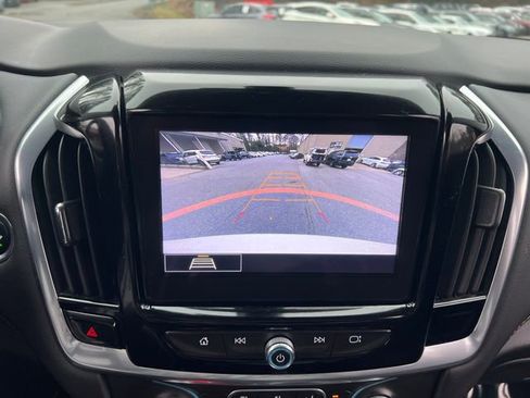 Used 2021 Chevrolet Traverse LT image 24
