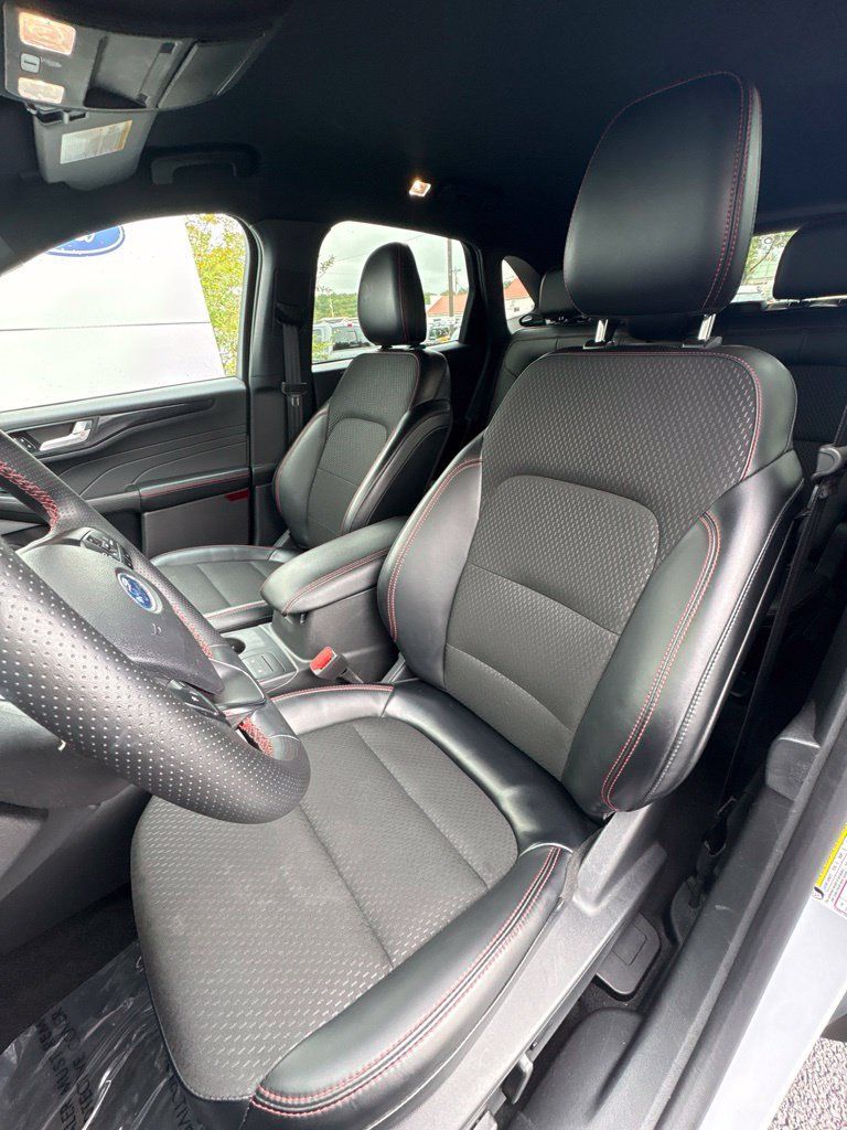 Used 2025 Ford Escape ST-Line FWD image 12