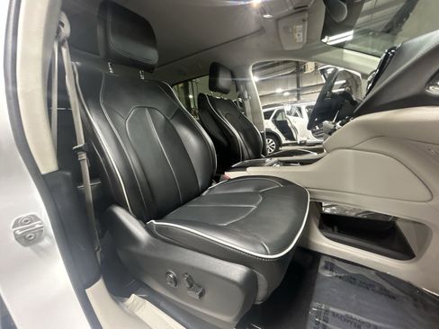 Used 2022 Chrysler Pacifica Limited image 29