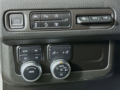 Used 2022 GMC Yukon Denali AWD/4WD image 10