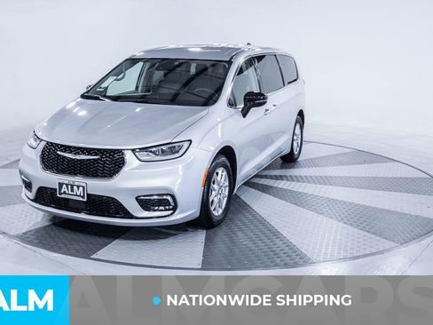 Used 2024 Chrysler Pacifica Touring-L image 2