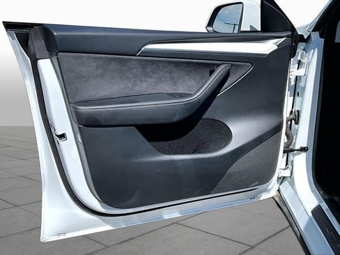 Used 2023 Tesla Model Y AWD image 21