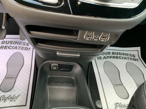 Used 2025 Chrysler Pacifica Select FWD image 35