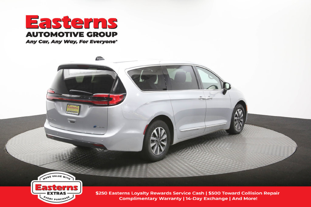 Used 2023 Chrysler Pacifica Limited FWD image 43