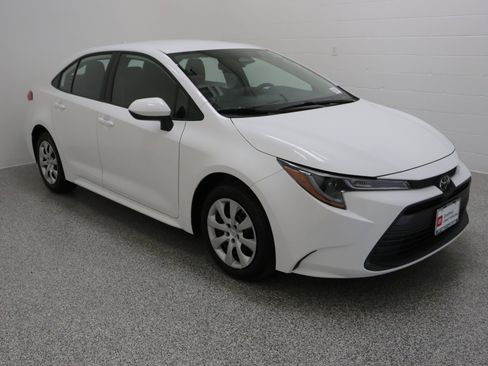Used 2025 Toyota Corolla LE FWD image 4