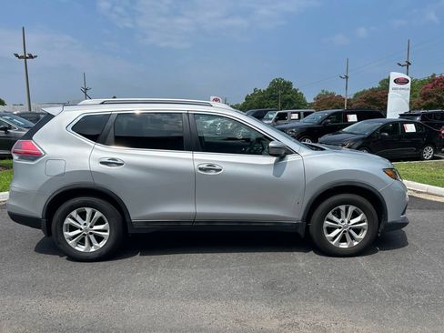 Used 2016 Nissan Rogue SV FWD image 2