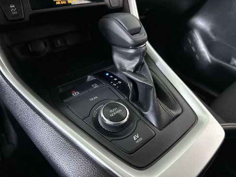 Used 2022 Toyota RAV4 LE AWD/4WD image 16