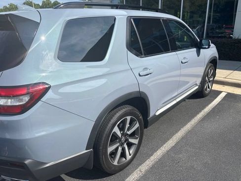 Used 2025 Honda Pilot Touring image 8