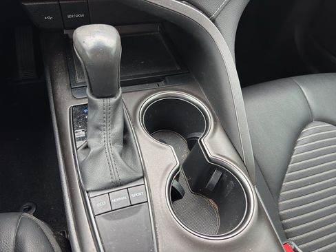 Used 2022 Toyota Camry SE w/ Convenience Package FWD image 17