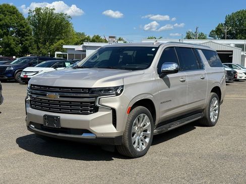 Used 2022 Chevrolet Suburban Premier AWD/4WD image 2