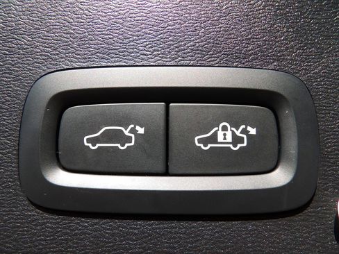 Used 2021 Volvo XC40 T5 R-Design w/ Protection Package Premier image 24