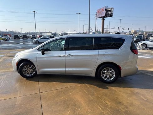 Used 2024 Chrysler Pacifica Touring-L image 5