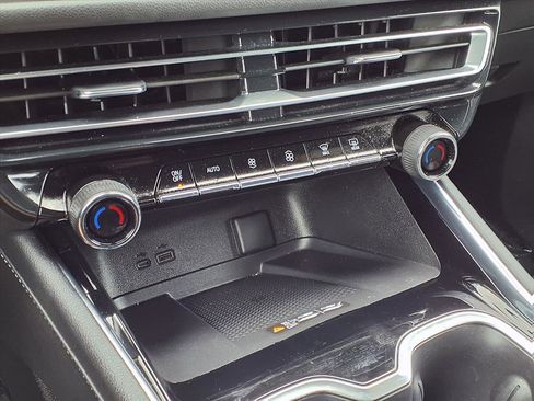 Used 2025 Chevrolet Traverse LT image 9