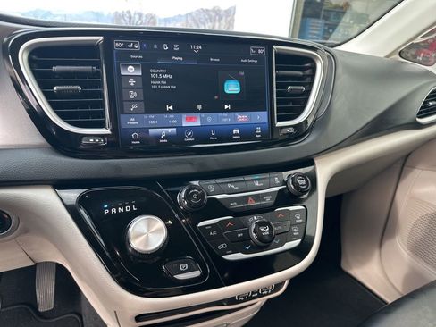 Used 2023 Chrysler Pacifica Touring-L FWD image 18