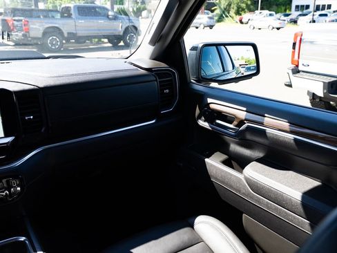 Used 2025 Chevrolet Silverado 1500 LT Trail Boss w/ Convenience Package II AWD/4WD image 9