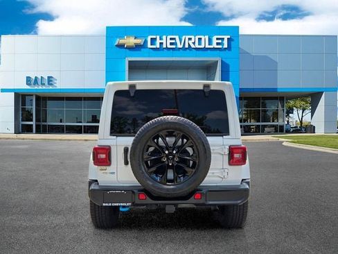 Used 2022 Jeep Wrangler Unlimited Sahara w/ Cold Weather Group AWD/4WD image 4