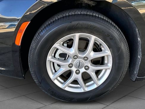 Used 2023 Chrysler Pacifica Touring-L image 10