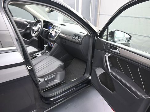 Used 2023 Volkswagen Tiguan SE w/ Panoramic Sunroof Package AWD/4WD image 42
