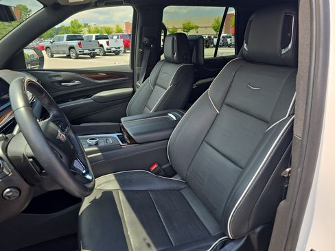 Certified 2023 Cadillac Escalade Premium Luxury w/ Performance Package AWD/4WD image 16