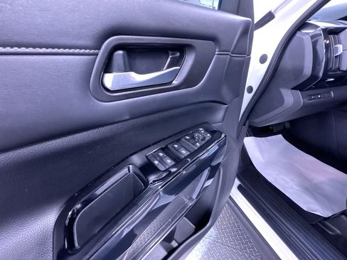 Used 2022 Nissan Pathfinder SV AWD/4WD image 12