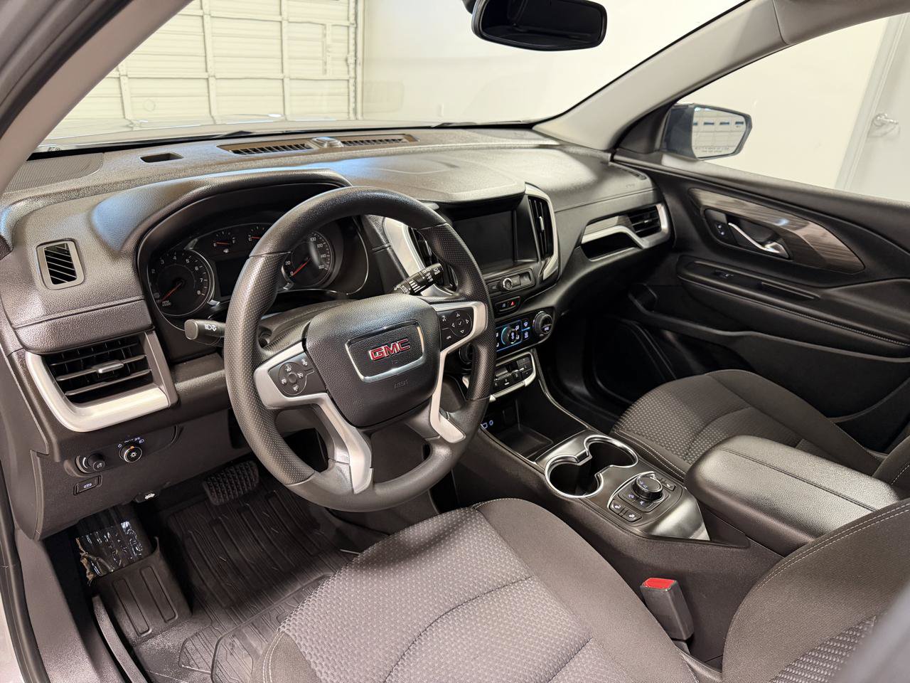 Used 2024 GMC Terrain SLE w/ Driver Convenience Package FWD image 12
