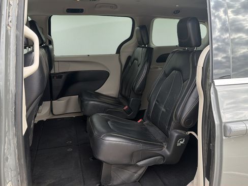 Used 2022 Chrysler Pacifica Touring-L FWD image 14