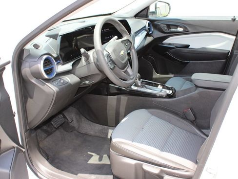 Used 2025 Chevrolet Trax LT FWD image 8