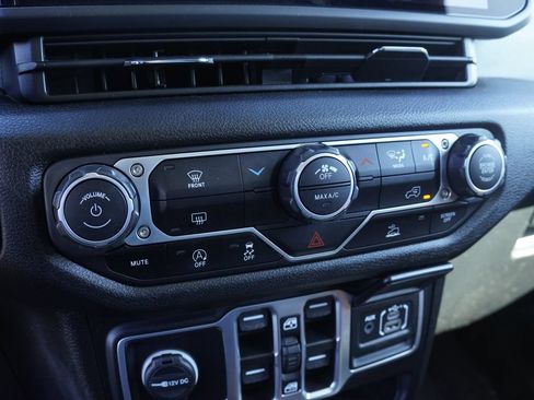 Used 2025 Jeep Wrangler Unlimited Sport AWD/4WD image 18