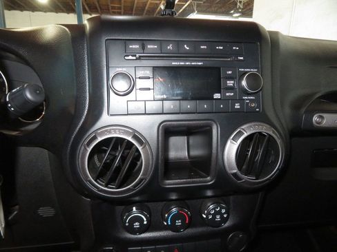 Used 2017 Jeep Wrangler Sport image 31