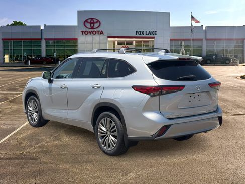 Used 2021 Toyota Highlander Platinum AWD/4WD image 3