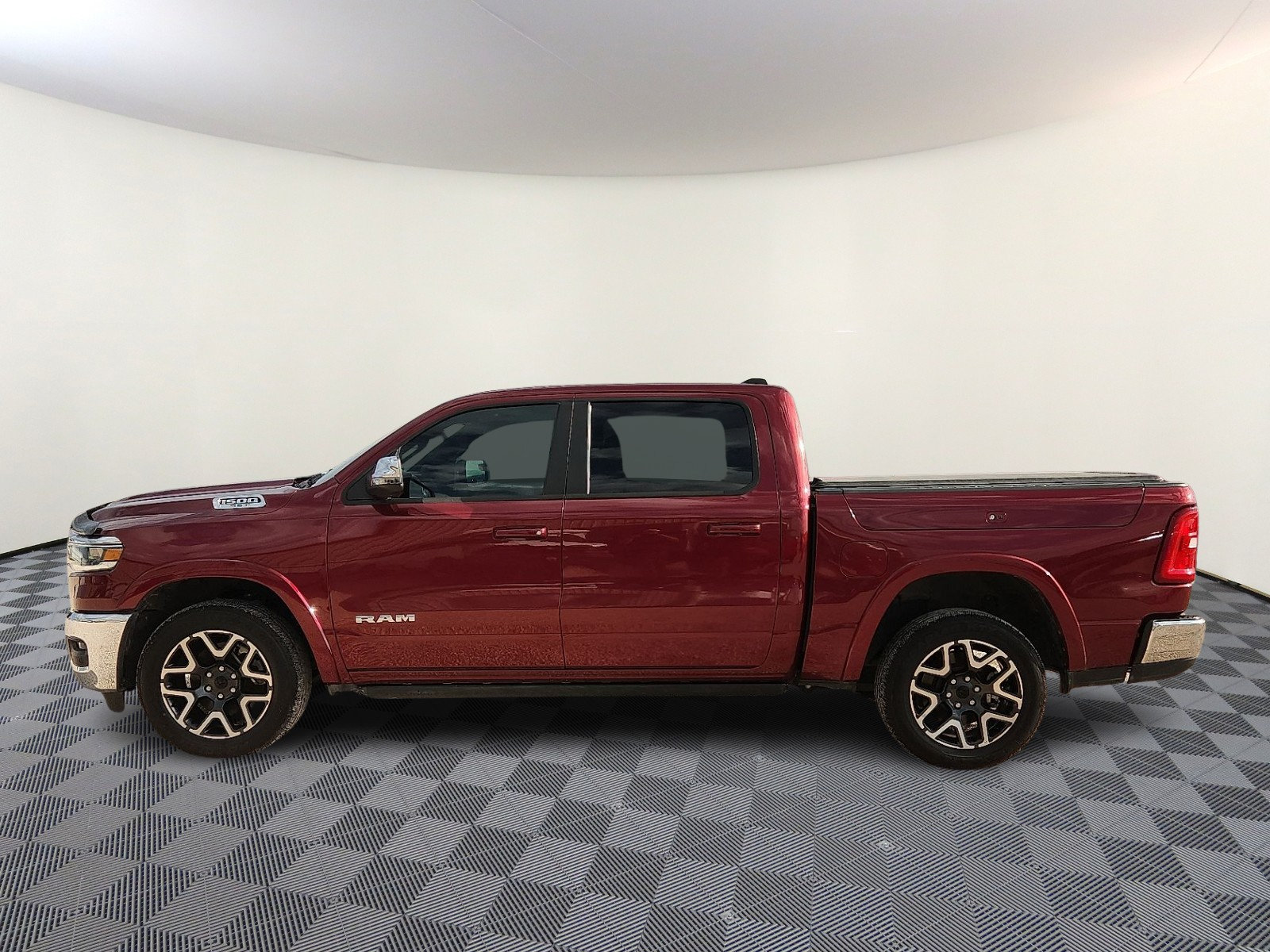 Used 2025 RAM 1500 Laramie AWD/4WD image 2