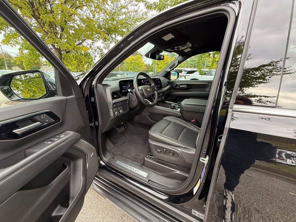 Used 2026 Chevrolet Suburban Premier AWD/4WD image 14