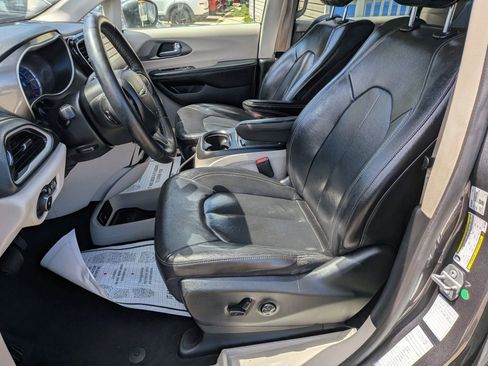 Used 2022 Chrysler Pacifica Touring-L w/ Uconnect Theater Family Group FWD image 31