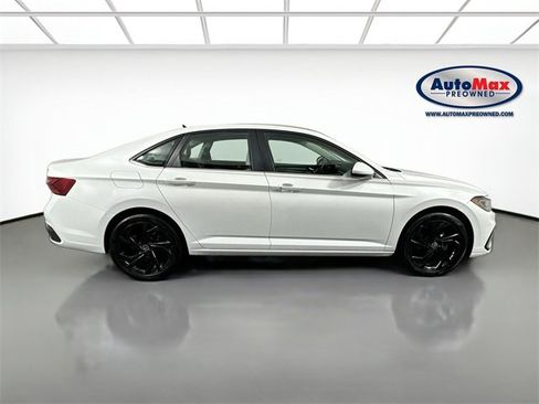 Used 2025 Volkswagen Jetta SE image 10