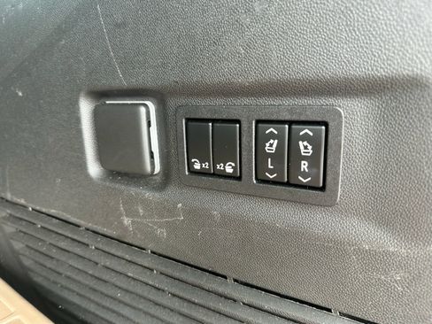 Used 2022 GMC Yukon XL Denali AWD/4WD image 9