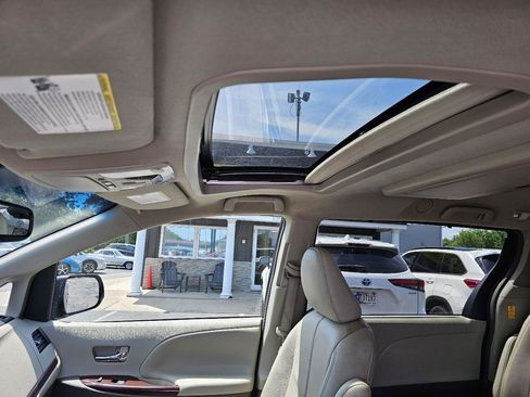 Used 2014 Toyota Sienna XLE w/ Entertainment Package FWD image 11