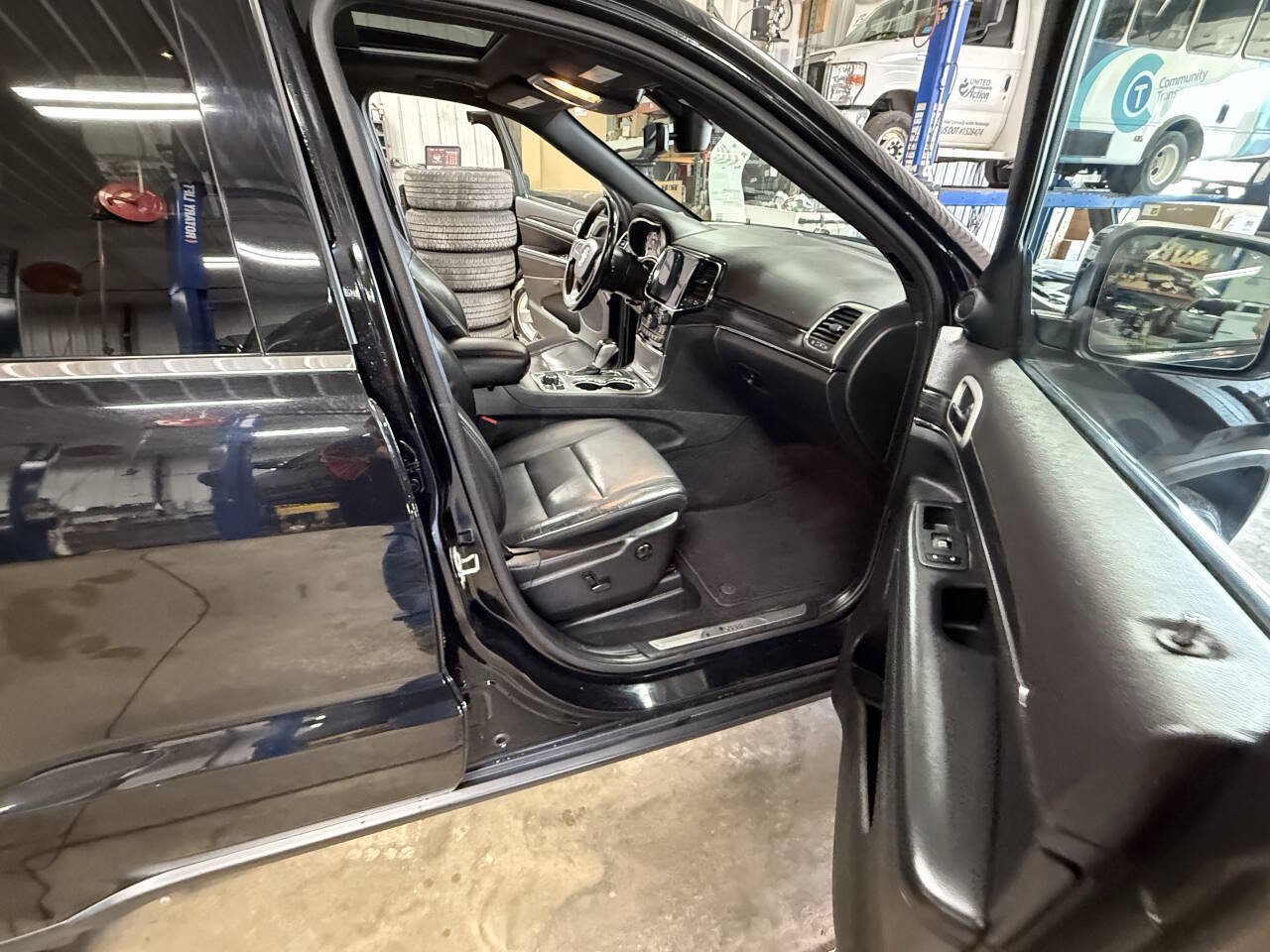 Used 2020 Jeep Grand Cherokee Limited AWD/4WD image 15