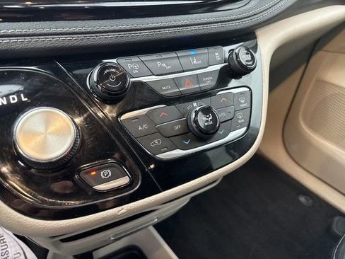 Used 2022 Chrysler Pacifica Touring-L w/ Uconnect Theater Family Group image 24