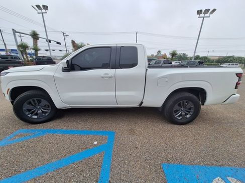 Used 2025 Nissan Frontier SV RWD image 4