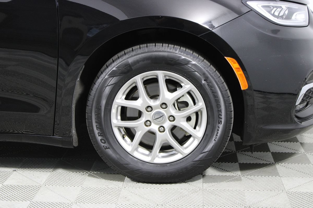 Used 2025 Chrysler Pacifica Select FWD image 38